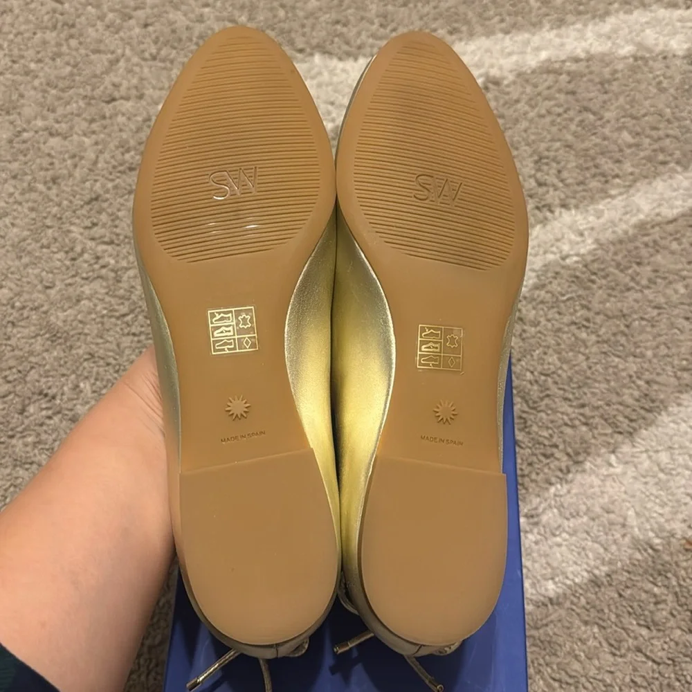 Stuart weitzman, tieback flat gold color, US 9